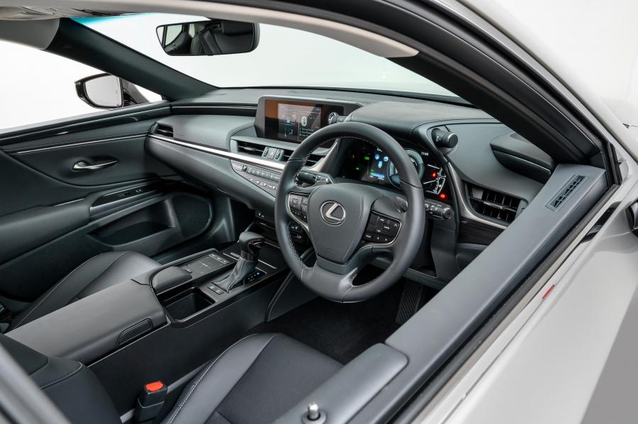 Интерьер Lexus ES300h 2018 года  (ZA) (фото 27 из 45)